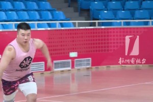 搶人大戰(zhàn)開(kāi)啟，68歲大爺立馬報(bào)名：打球50多年了，可以和年輕人PK