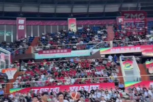 ??湖人新援艾頓口味獨(dú)特！此前跟成人女星親吻照片早已流傳開(kāi)來(lái)