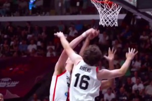 把球給我我要回家！2米33里烏站帽2米03的皮特