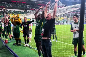 融入中超！實拍：塞蒂恩與工體北看臺球迷一起慶祝??