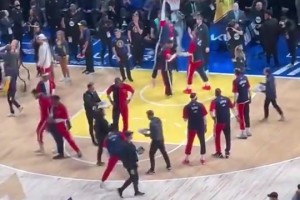 倆胖子做局??東契奇在籃下騙庫里聊天，隨后約基奇趁機隔扣??！