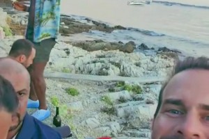 社牛老頭！正在度假的老詹看到路人的鏡頭比了個耶???