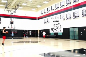 ??自信！獨(dú)自加練的楊瀚森讓教練猜猜自己能否命中這記超遠(yuǎn)三分