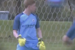 德布勞內(nèi)名場(chǎng)面：體驗(yàn)守門員被爆頭，周遭隊(duì)友全部笑趴下??