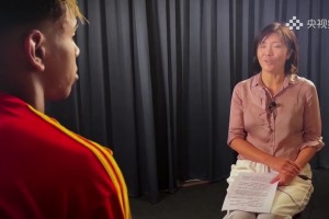 女主持：青少年球員好奇你怎么平衡學(xué)業(yè)與足球??亞馬爾：努力學(xué)