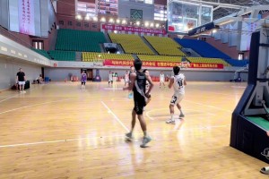 讓你二位夢(mèng)幻聯(lián)動(dòng)了！庫(kù)里模仿詹姆斯打高爾夫