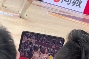 用折疊屏手機(jī)看啦啦隊(duì)跳舞，一定很爽吧？??