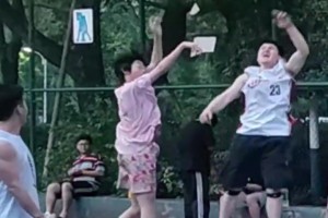 詹姆斯球迷野球場(chǎng)大帽對(duì)手 慶祝動(dòng)作也是霸氣十足！