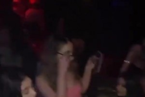 人生贏家！布克躺在夜店浴缸里欣賞美女熱舞??