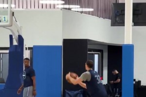 明天將戰(zhàn)布朗尼！狀元弗拉格訓(xùn)練投籃揮汗如雨，這出手動(dòng)作如何？