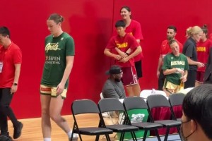 1米92黃思靜在2米26張子宇面前，就是個小孩子啊????