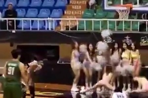 臺(tái)妹干擾戰(zhàn)術(shù)絕了！????一字馬動(dòng)作表演竟真讓對(duì)手罰球打鐵！