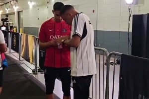 好友賽場(chǎng)相遇，姆巴佩賽前和阿什拉夫聊天+擁抱致意