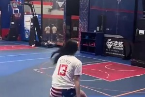 知道喬治打球絲滑，但沒想到喬治的女粉球迷打球也絲滑??