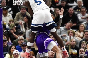 上賽季的名畫(huà)！愛(ài)德華茲起跳高度1.22m死亡隔扣科林斯2+1