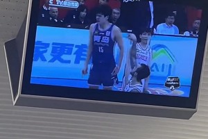 楊瀚森真的是火了，連高鐵都在放他的比賽集錦??????