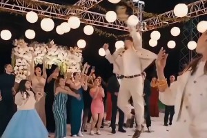 年度最佳蓋帽！申京婚禮上飛身一躍扇飛手捧花??