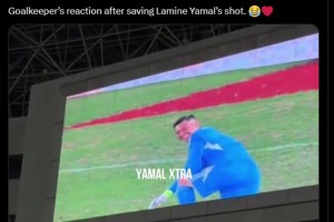 大雷你笑的收斂點(diǎn)??國外球迷：守門員撲出亞馬爾的射門后的反應(yīng)