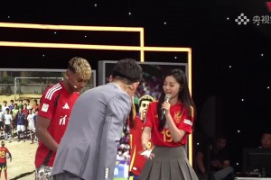 育兒節(jié)目…央視有點(diǎn)尬，現(xiàn)場女球迷帶著亞馬爾一起念：小孩哥??