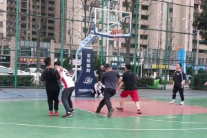 在野球場中投就是大殺器！大叔30秒連中4球直接帶走比賽！