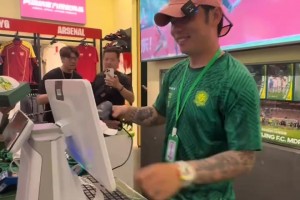 張稀哲轉(zhuǎn)行當(dāng)“銷售”了??，收款+簽名+拍照一條龍服務(wù)