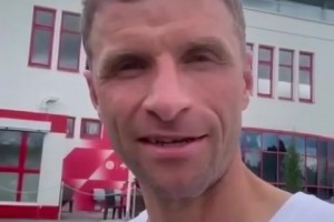 穆勒現(xiàn)身拜仁訓(xùn)練場(chǎng)：最后一聲再見，能為拜仁效力我很榮幸！