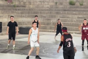 以為艾弗森球迷都不看球了，沒想到還有人模仿他打球??????