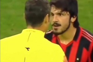 這也可以？C羅這記腳后跟進(jìn)球，讓在現(xiàn)場觀眾無不驚呼！