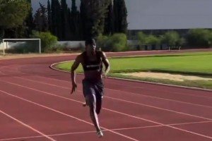 ??曼聯(lián)出品！伊蘭加不用起跑器百米沖出10秒93，紐卡6380萬歐將其買入