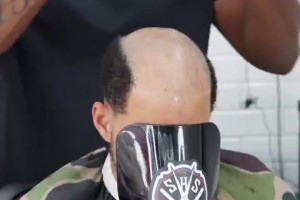 之前被傳的NBA球星禿頭戴假發(fā)視頻，哈利已否認，那到底是誰呢