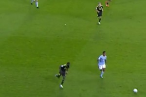 也是個女兒奴??奶爸菜萬借助吸塵器給女兒扎頭發(fā)！