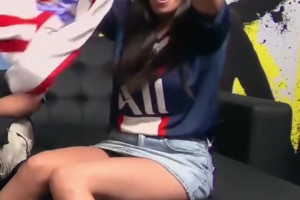 巴黎1-0領(lǐng)先！國(guó)外巴黎女解說嘉賓亮馬競(jìng)球衣 皇馬嘉賓郁悶躺下