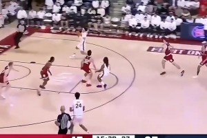 庫里擊球后模仿詹姆斯的跟隨動(dòng)作：我們歡迎他來打高爾夫