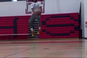 這就是NBA球員嗎！1米85布倫森輕輕松松風車扣籃????