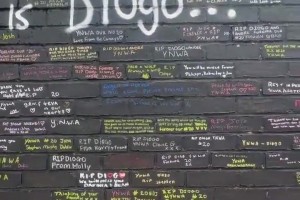 愿天堂也有足球！新的若塔墻在安菲爾德門口！永遠(yuǎn)是球迷的最愛！