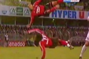 ??足壇最炸裂的頭球破門沒有之一！德羅巴竟成為隊(duì)友“背景板”