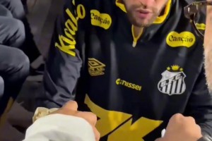 內(nèi)馬爾傳射建功，被換下后在替補席吃爆米花??