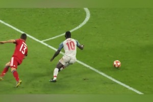 詹?。嚎纯瘩R內(nèi)！火燎的金剛，煙熏的太歲立功了！