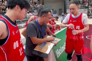 在“浙BA”放狠話，回到“村BA”就“慫”了。