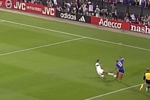 穩(wěn)！準(zhǔn)！狠！內(nèi)斯塔這是防守動(dòng)作是人類能做出的？