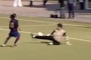 二十幾年一直輕松過人！梅西年少時期的過人片段！