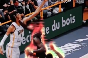 可怕的身體天賦?。∥陌鄟嗰R這個負角度上籃屬實離譜