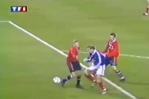 這技術(shù)是球粘在腳上了！齊達(dá)內(nèi)自評(píng)生涯最牛一球！