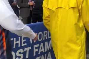 這大哥范兒！名場面：JR會尼克斯主場看球！