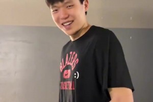 像個(gè)局促小女生????！頓寶回應(yīng)媒體提問看起來有些尷尬