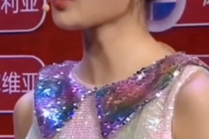 ??武磊：我怎么說也是著名前鋒！你讓我親就親？