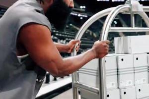 登哥給巴黎青年隊(duì)的球員送球鞋，小伙子們集體嗨翻了！??