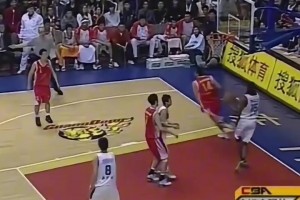 他就是中國男籃移動長城之一的王治郅！內(nèi)線技術(shù)堪稱頂尖...
