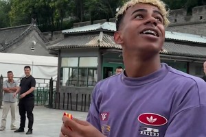 亞馬爾在長城挑戰(zhàn)高空停球，一個(gè)大腳把鞋踢飛??