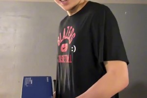 年輕人愛打游戲！??楊瀚森收獲禮物PS5，開心地抱著炫耀了一路